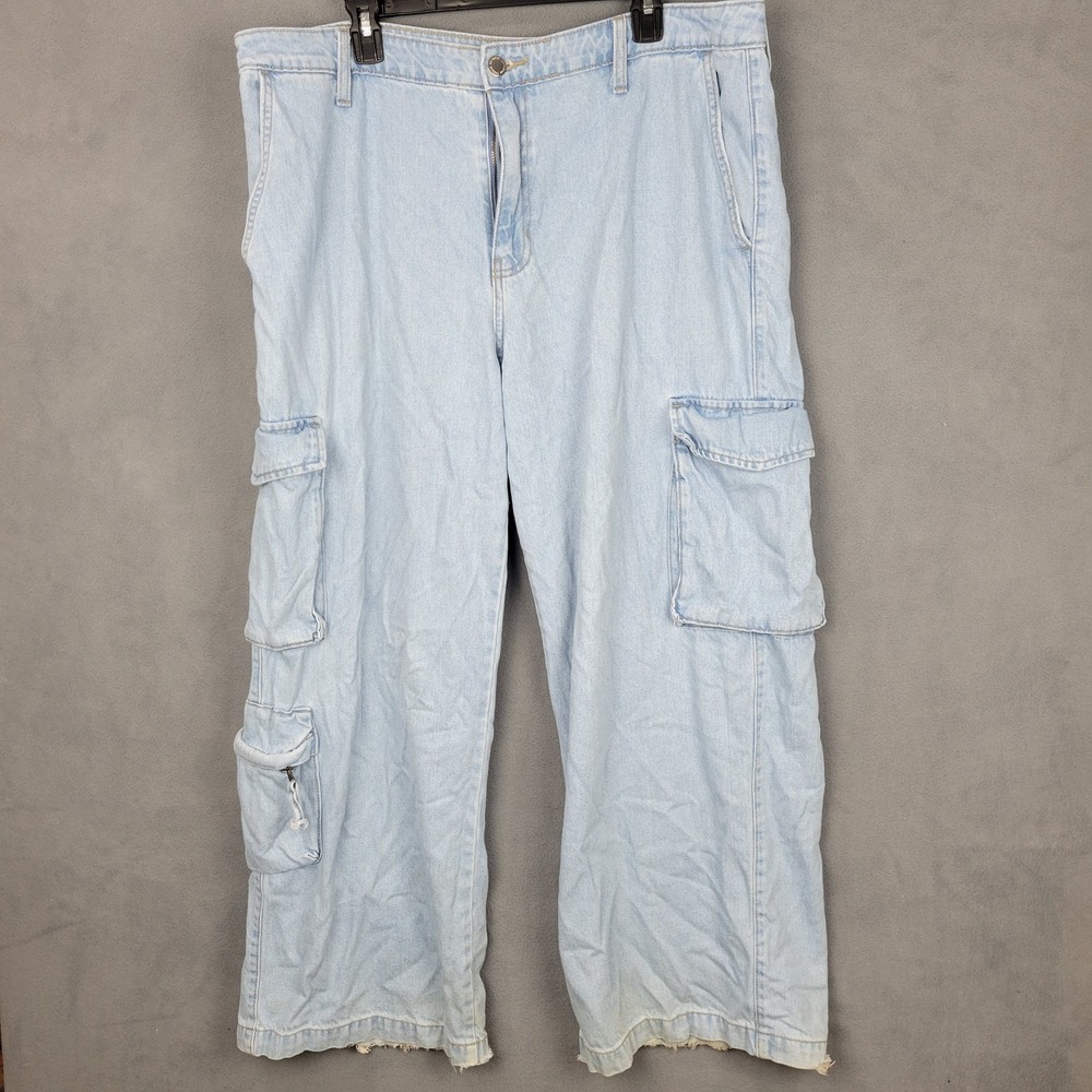 Universal Thread Jeans Womens 17R Blue Denim Light Wash Cargo Pockets Wide Leg